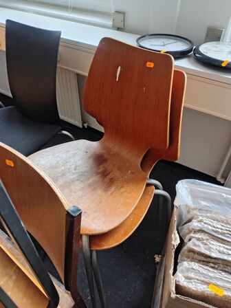 Fire gamle skolestole, assorterede