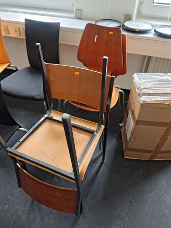 Fire gamle skolestole, assorterede