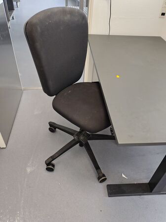 Hæve/sænkebord med stol