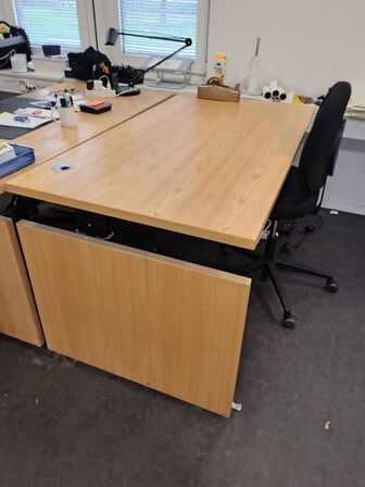 Hæve/sænkebord med stol