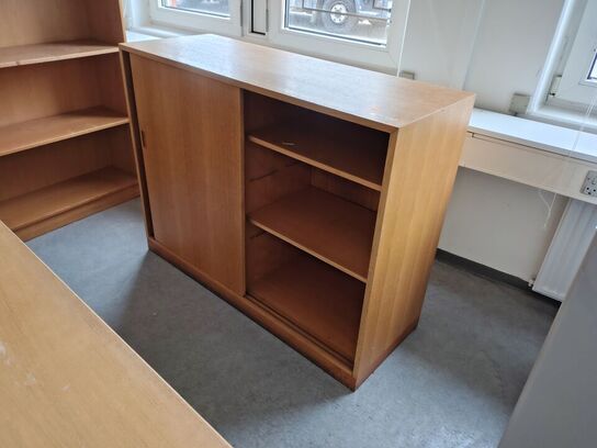 Parti skabe og et bord