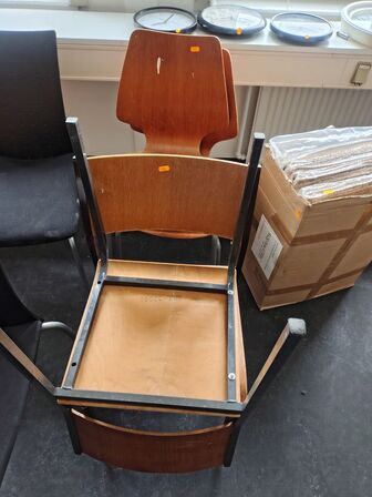 Fire gamle skolestole, assorterede