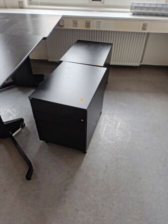 To hæve/sænkeborde og to skuffemoduler