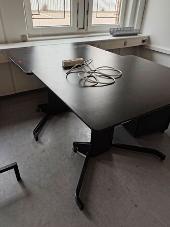 To hæve/sænkeborde og to skuffemoduler