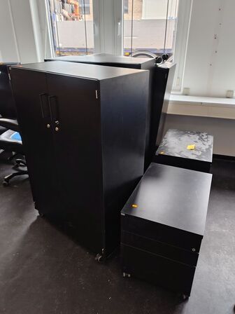 Tre skabe og to skuffemoduler