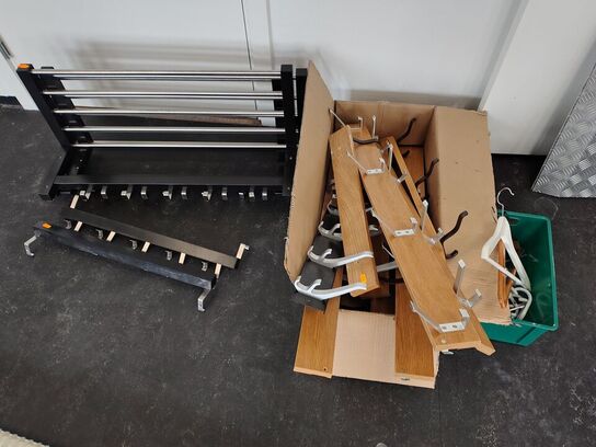 Parti knager, hattehylder og bøjler