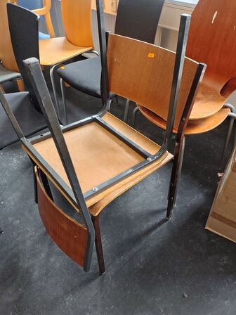 Fire gamle skolestole, assorterede