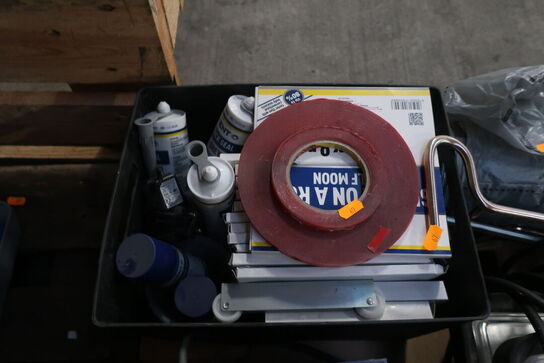 Topnøgler, arbejdslamper, varmeblæser m.v. på palle