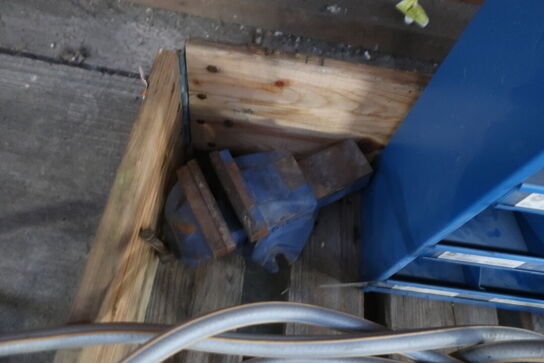 Slangevogn, reol med indhold samt skruetvinge