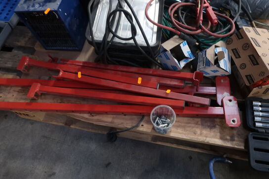 Topnøgler, arbejdslamper, varmeblæser m.v. på palle