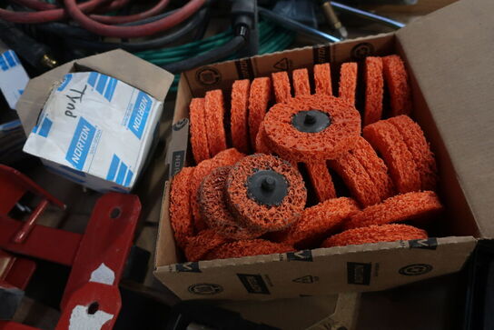 Topnøgler, arbejdslamper, varmeblæser m.v. på palle