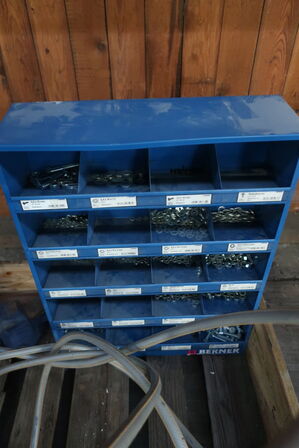 Slangevogn, reol med indhold samt skruetvinge