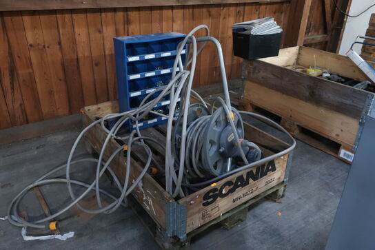 Slangevogn, reol med indhold samt skruetvinge