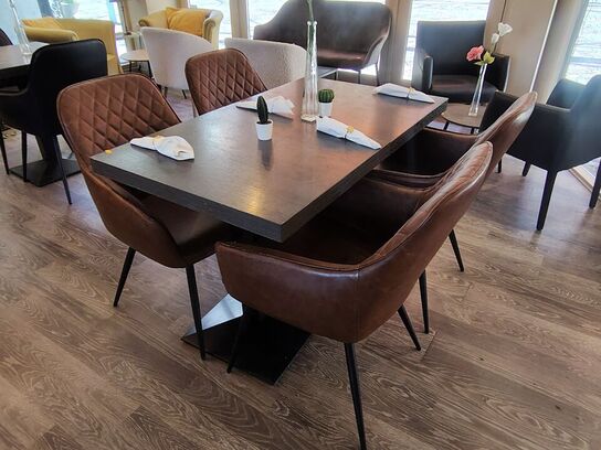 To caféborde med fire stole