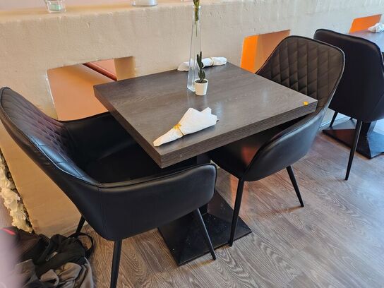 Cafébord med to stole