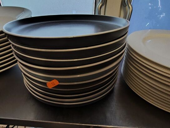 Tallerkner, knive, stegepander i køkkenet