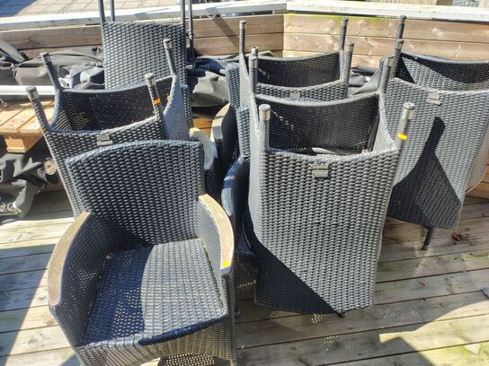 Ni stole med armlæn. Polyrattan.