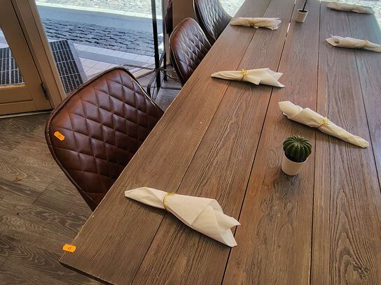 Langt bord, hvid bænk og tre stole 