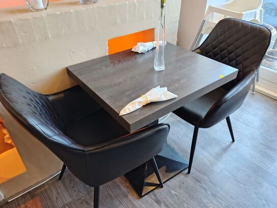 Cafébord med to stole