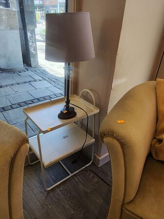 Lille rundt bord, to stole, metalbord og bordlampe