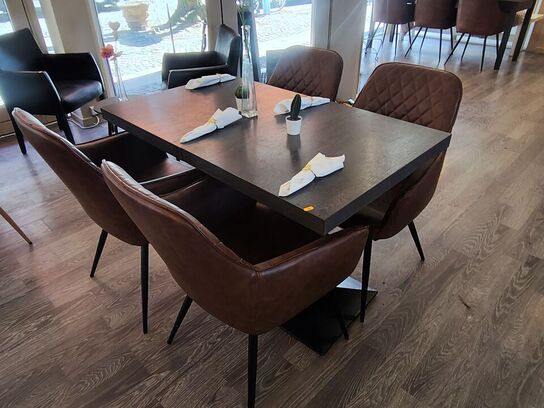 To caféborde med fire stole