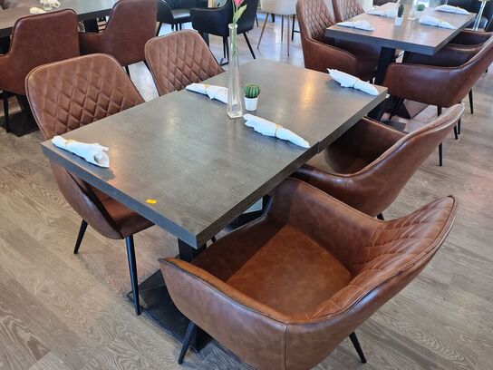 To caféborde med fire stole