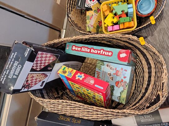 Kurve med legetøj, spil og bøger