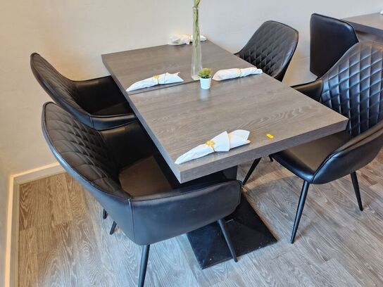 To caféborde med fire stole