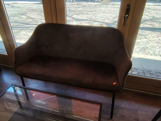 Bord, sofa og to stole