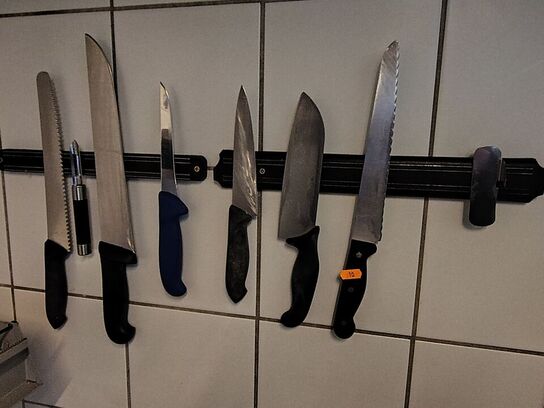 Tallerkner, knive, stegepander i køkkenet