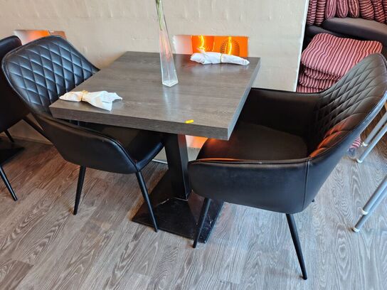 Cafébord med to stole