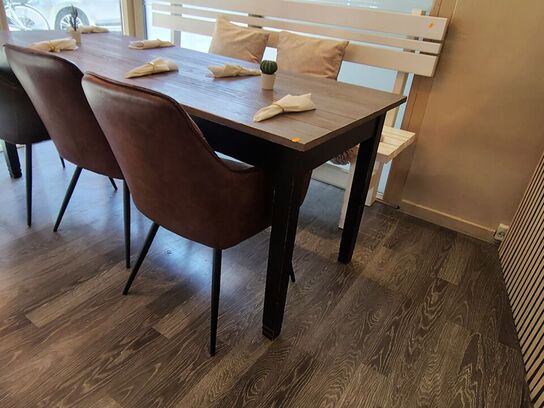 Langt bord, hvid bænk og tre stole 