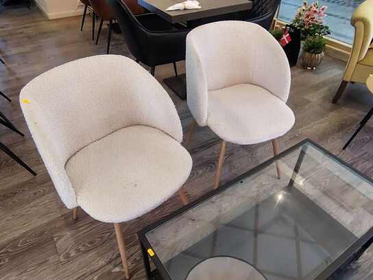 Bord, sofa og to stole