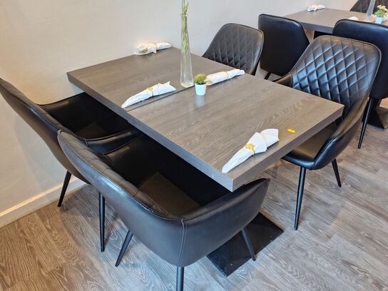 To caféborde med fire stole