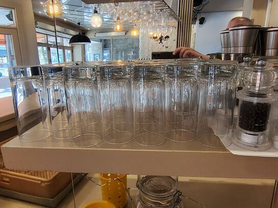 Stort parti glas i baren