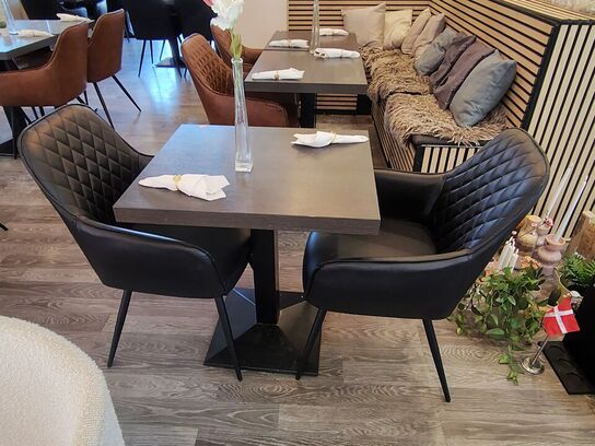 Cafébord med to stole