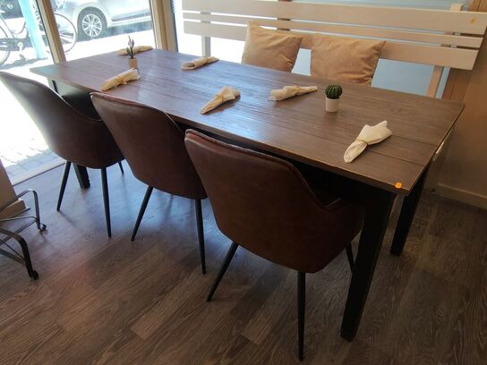 Langt bord, hvid bænk og tre stole 