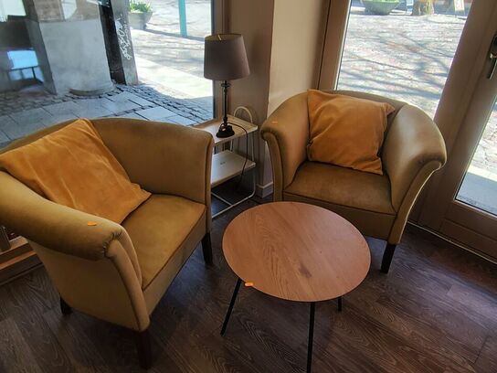 Lille rundt bord, to stole, metalbord og bordlampe