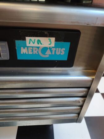 Kølebord med tre låger. Se tekst.  MERCATUS