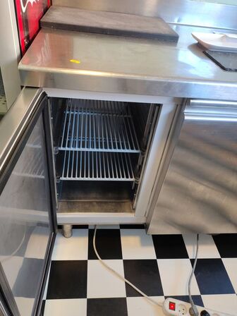 Kølebord med tre låger. Se tekst.  MERCATUS