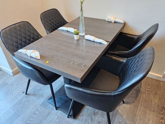 To caféborde med fire stole