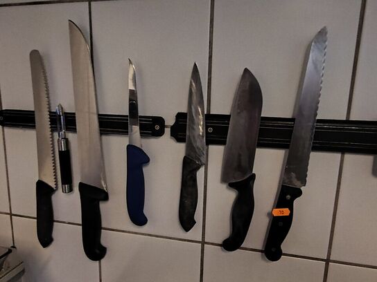 Tallerkner, knive, stegepander i køkkenet