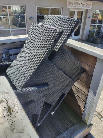 Fire stole med armlæn. Polyrattan. 