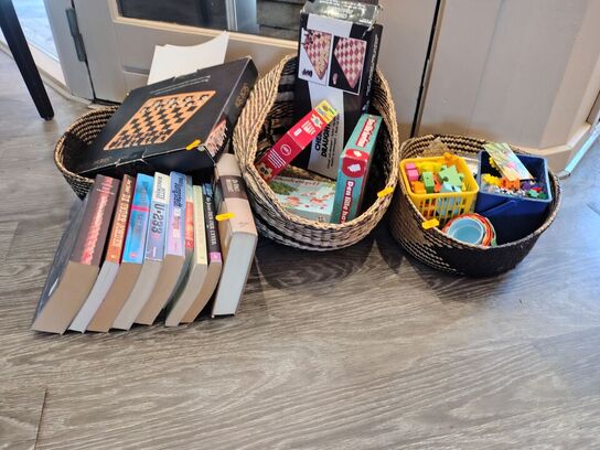 Kurve med legetøj, spil og bøger