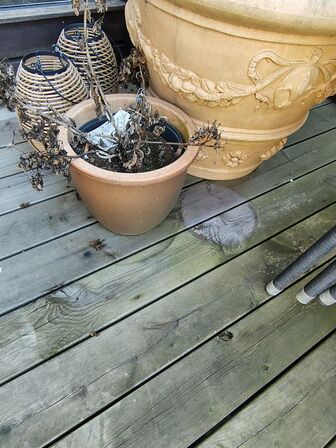 Krukker og lanterner udendørs 