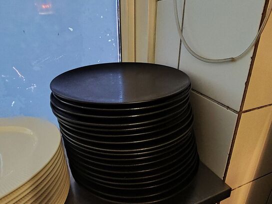 Tallerkner, knive, stegepander i køkkenet