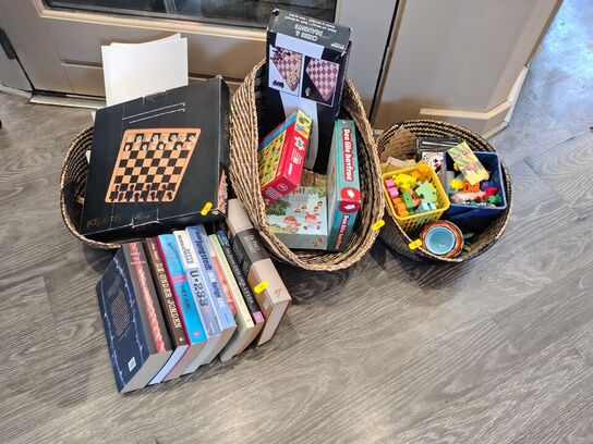 Kurve med legetøj, spil og bøger