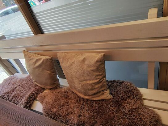 Langt bord, hvid bænk og tre stole 