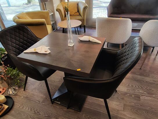 Cafébord med to stole