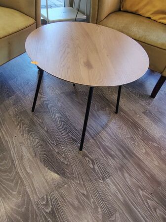 Lille rundt bord, to stole, metalbord og bordlampe